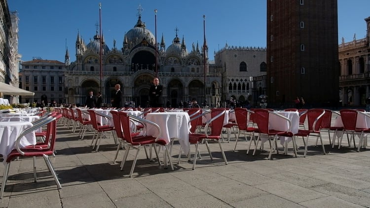 La Plaza San Marcos, en Venecia, vacía debido al avance del coronavirus en Italia. REUTERS/Manuel Silvestri