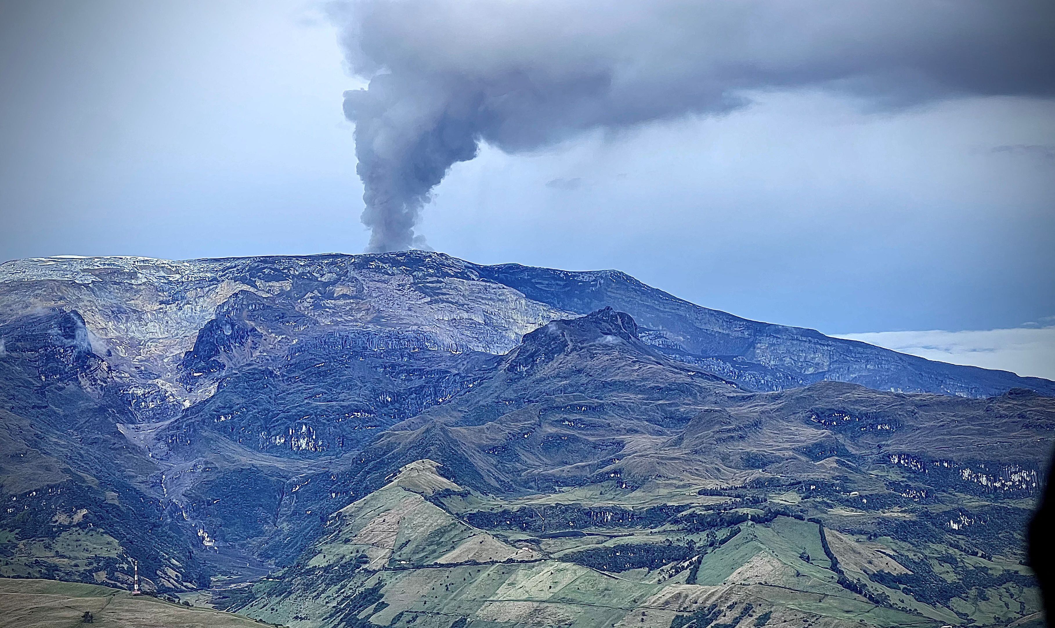 El Servicio Geológico Colombiano reveló una fotografía desde el espacio con la actividad volcánica en el Nevado del Ruiz. (Colombian Air Force/Handout via REUTERS)
