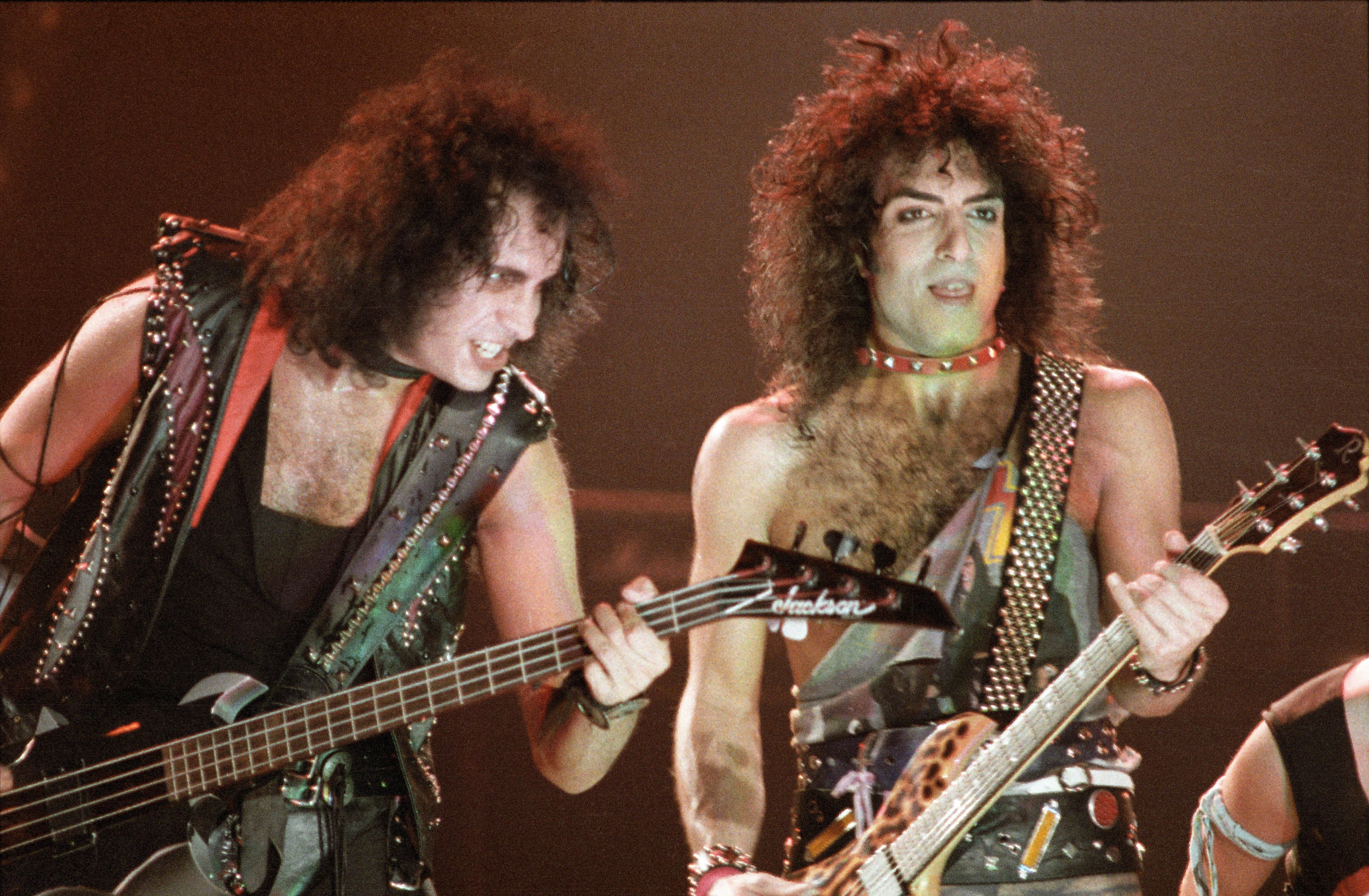 Kiss sin maquillaje tocando en Londres en 1983 (Photo by Pete Still/Redferns)