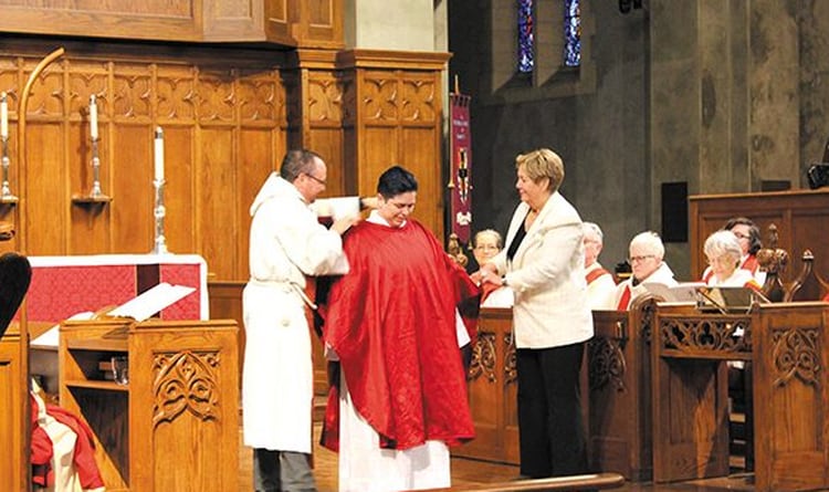 Más de 100 personas asistieron a la ceremonia donde Kori Pacyniak se ordenó como sacerdote. (mmacc.org)
