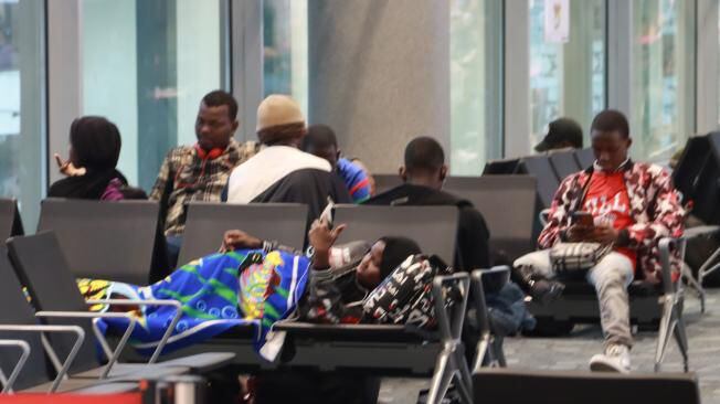 Gran afluencia de migrantes en las salas internacionales del aeropuerto El Dorado - crédito Migración Colombia