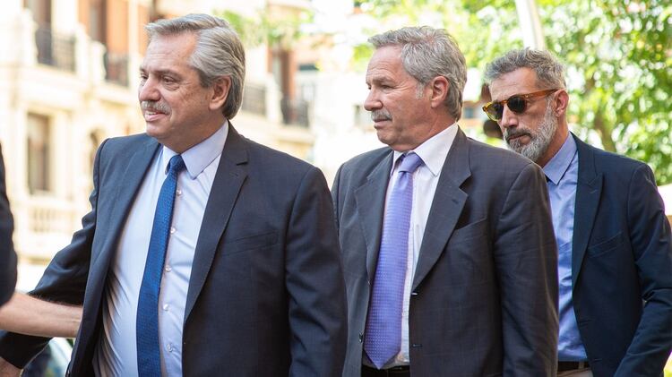 Alberto Fernández llegando a la Universidad Camilo Jose Cela en Madrid (Crédito: Alejandro Ríos)