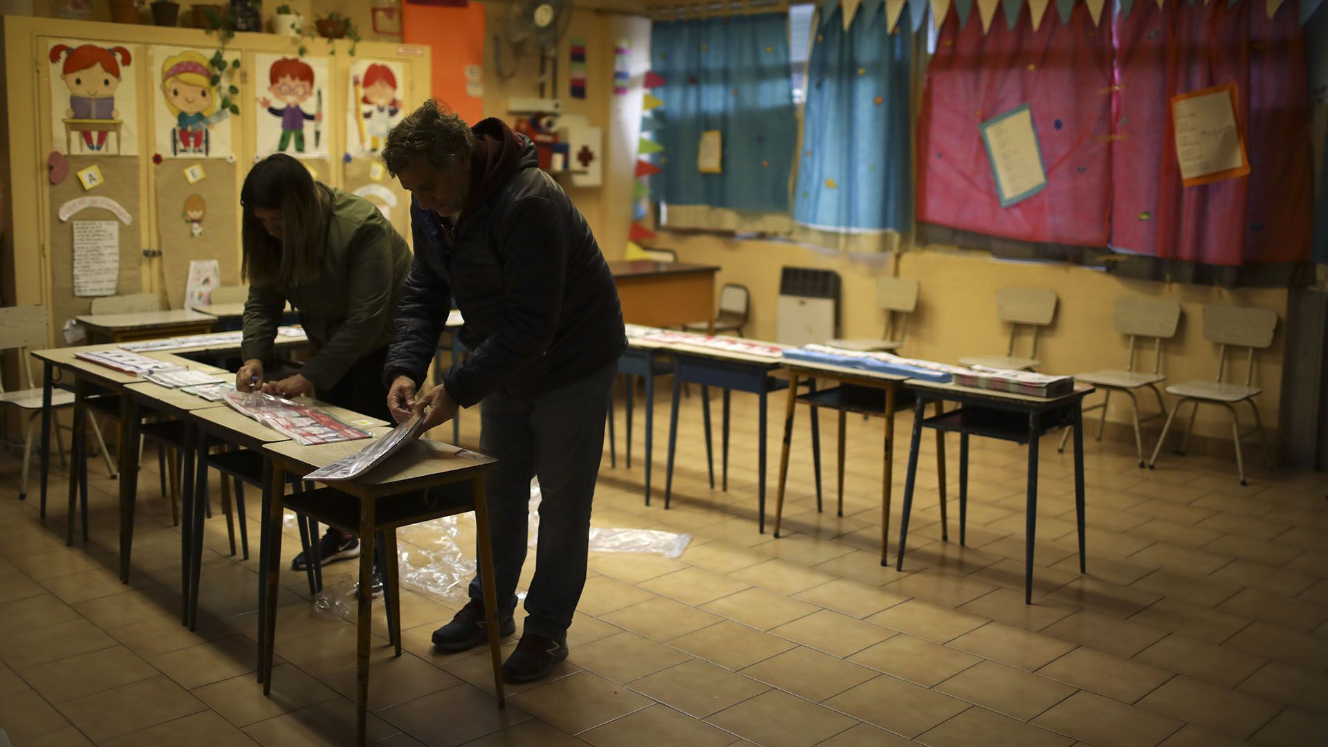 A las 18h comenzará el escrutinio provisorio en los centros de votación (AP Photo/Natacha Pisarenko)
