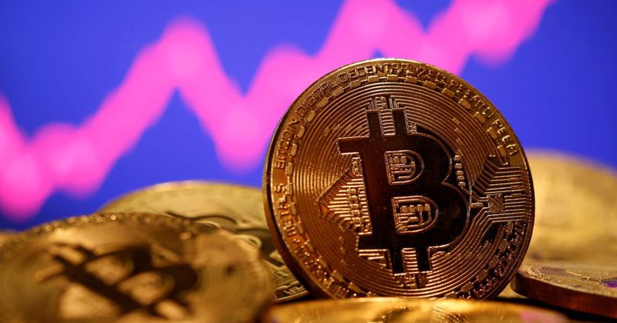 Cada vez más mujeres invierten en Bitcoin y otras criptomonedas: por qué apuestan a este mercado financiero alternativo