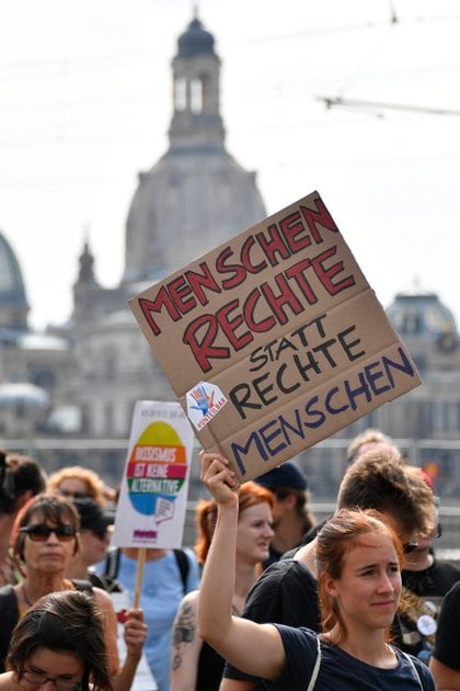 Una manifestante sostiene un cartel con un juego de palabras que dice "Derechos humanos en lugar de gente de extrema derecha" durante una manifestación titulada "Unteilbar" (indivisible) el 24 de agosto de 2019 en Dresde, Alemania del Este (Photo by John MACDOUGALL / AFP)