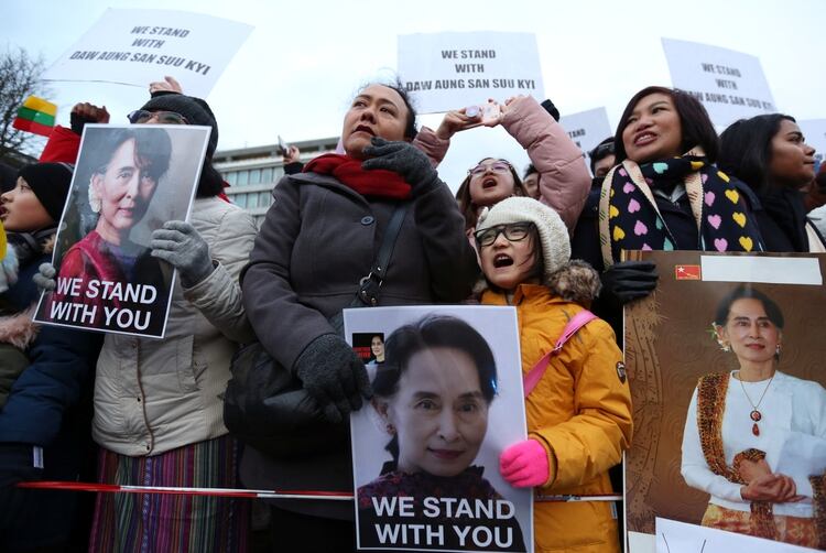 Simpatizantes de Aung San Suu Kyi frente a la Corte de La Haya.