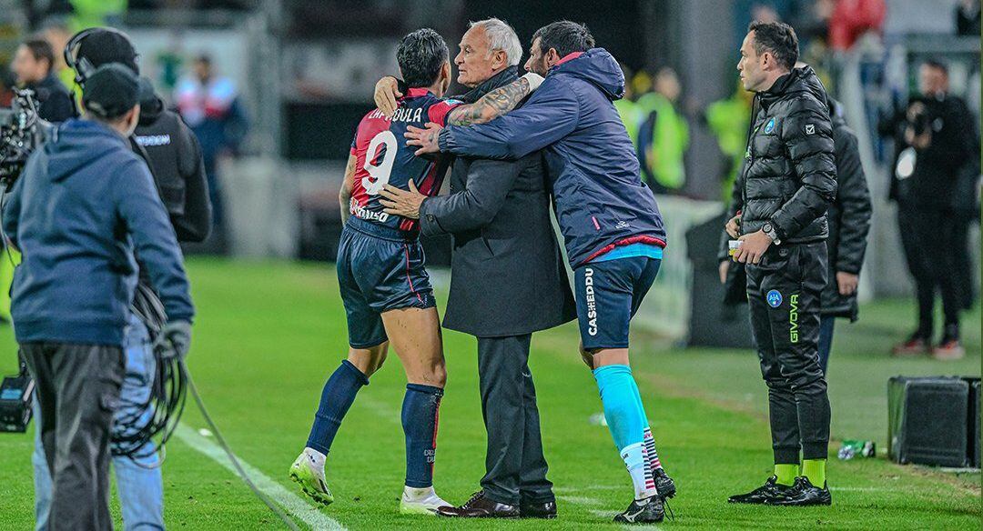 Claudio Ranieri abraza a Gianluca Lapadula por su último gol en Serie A. - Foto: ANSA