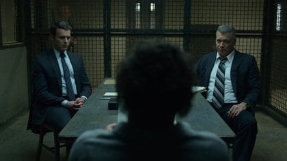 Holden Ford (Jonathan Groff) y Bill Tench (Holt McCallany)  en "Mindhunter"
