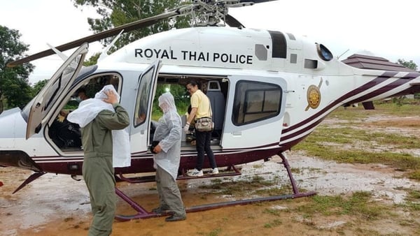 El helicóptero de rescate espera para llevar al niño evacuado al hospital de Chiang Rai (Reuters)