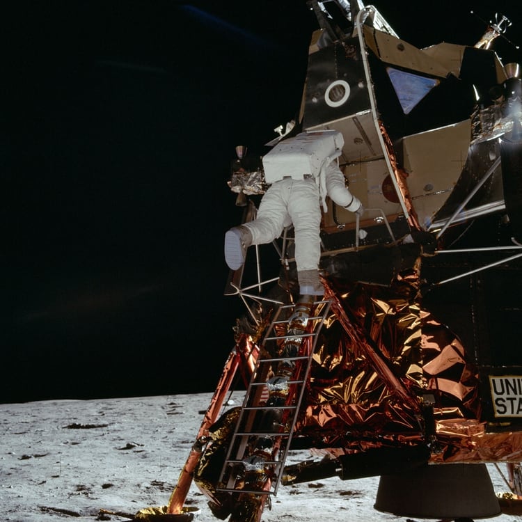 Buzz Aldrin desciende del módulo lunar quince minutos después de Armstrong
