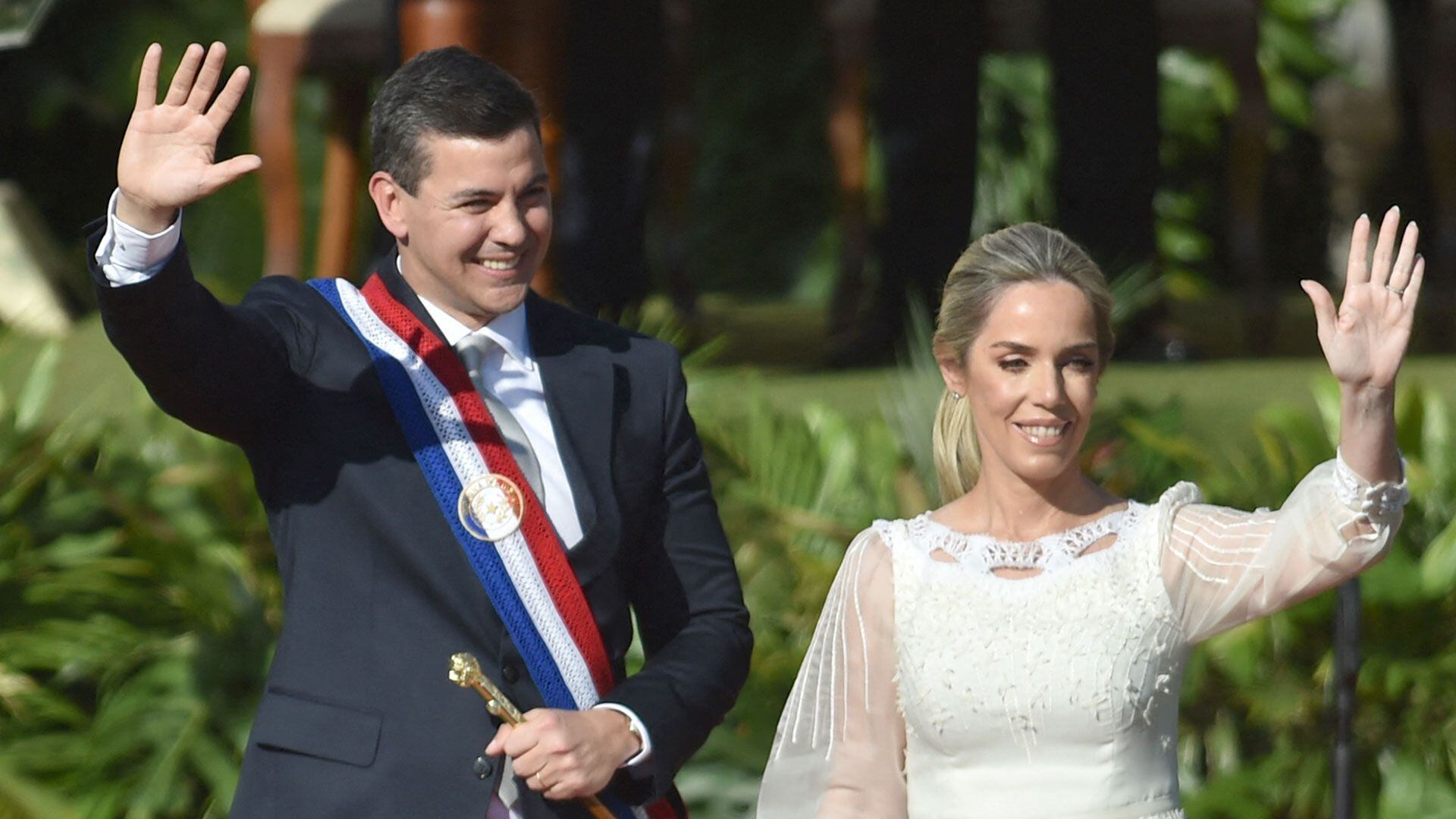 Santiago Peña saluda junto a su esposa tras jurar como presidente de Paraguay (Norberto DUARTE / AFP)