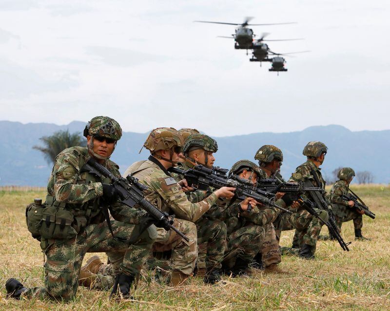 La incorporación de inteligencia artificial a las Fuerzas Militares de Colombia optimizaría tiempos en el procesamiento de información - crédito Jonathan Drake/Reuters