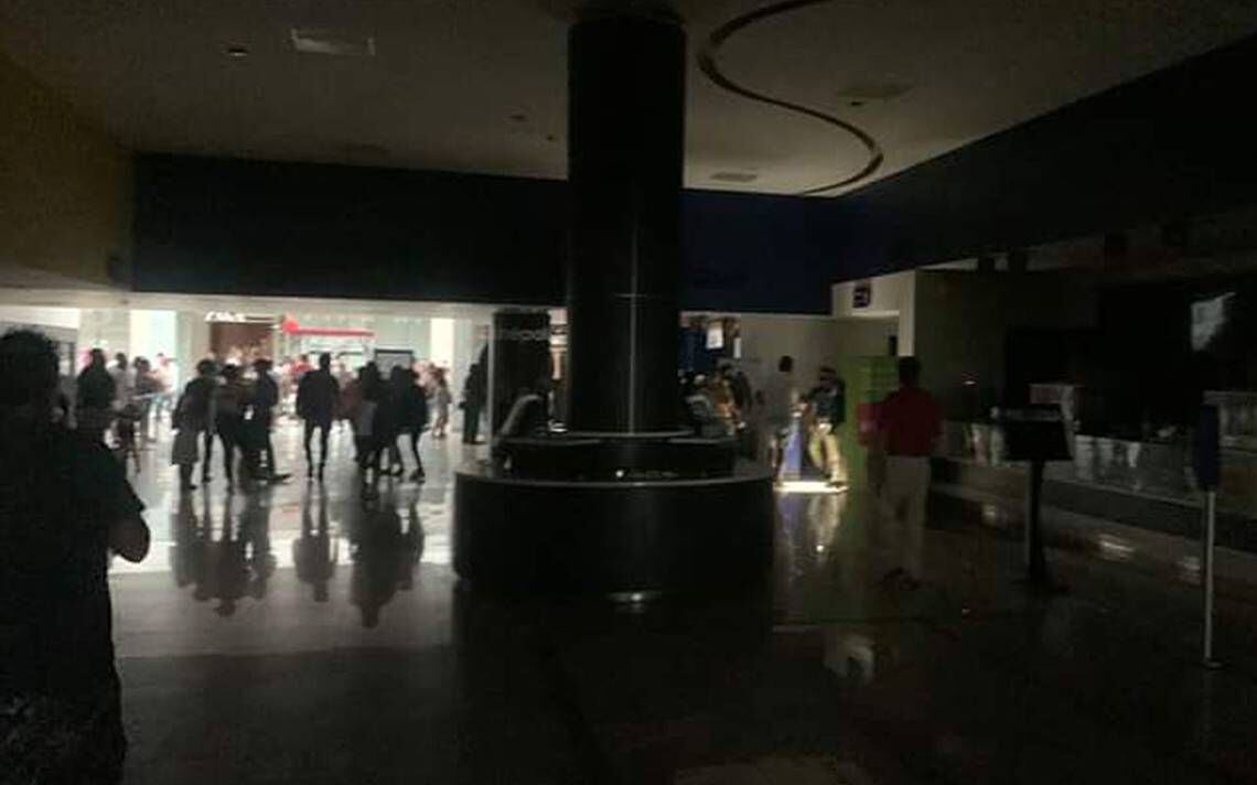 Así se vio el interior de una plaza comercial durante la afectación al servicio eléctrico (Foto: Twitter/noticiasredmx)