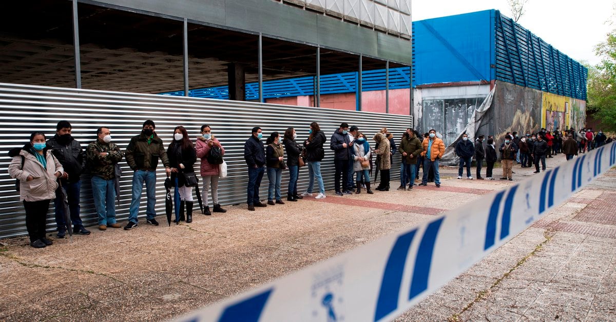 Thousands of Ecuadorians vote in Spain for their new president with total normality