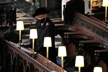 La reina Isabel en el funeral de su marido en la capilla de San Jorge en Winsdor (Reuters)