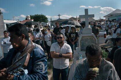 Luis Rodríguez en el funeral de Luciano Leal Garza.