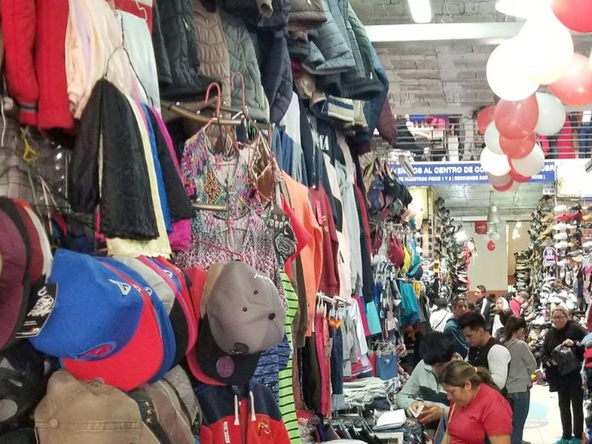 Todo lo que se esconde detrás de la “ropa de paca”: un negocio que deja  hasta 500% de ganancia a los comerciantes - Infobae