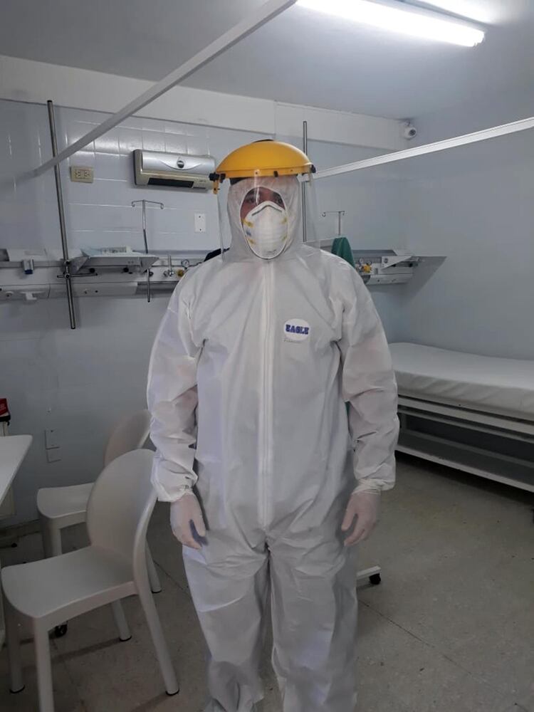 Como en China: el enfermero trabaja con un equipamiento especial porque asiste a pacientes con coronavirus. En el sanatorio le dan mamelucos, escafandras, barbijos, lentes, mascarillas faciales y guantes