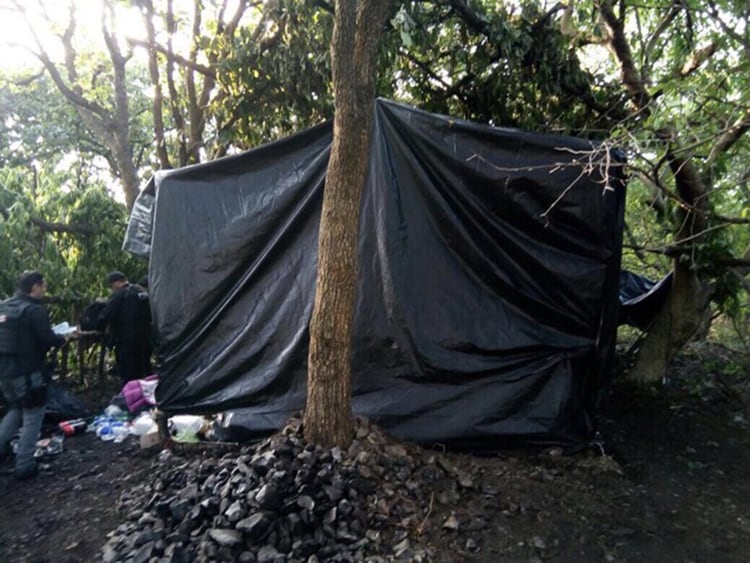 Con plásticos negros se intentaba ocultar que había movimiento en uno de los campamentos localizados en Tala, también en Jalisco (Foto: FIscalía de Jalisco)