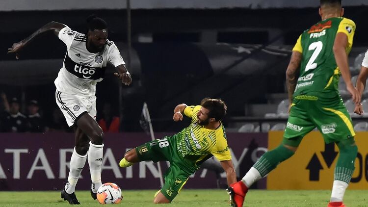 Emmanuel Adebayor se perderá el partido ante Santos FC por su expulsión en la Copa Libertadores (AFP)