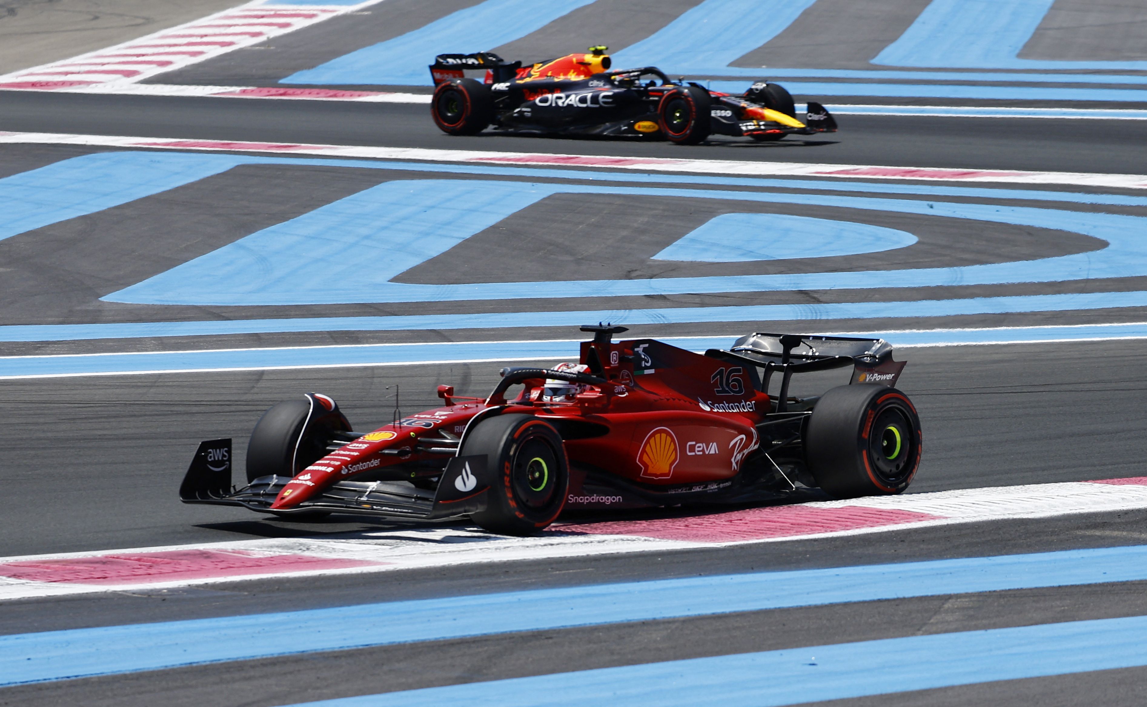 Charles Leclerc por delante de Sergio Perez en las prácticas (Reuters)