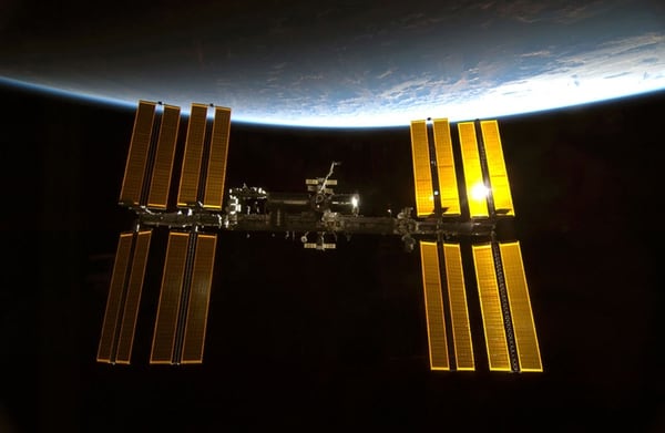La Estación Espacial Internacional, a donde los astronautas se dirigían para una misión de 6 meses
