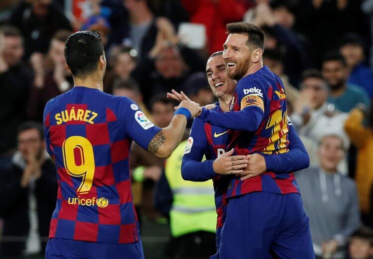 Lionel Messi, Luis Suarez y Antoine Griezmannson los jugadores mejor pagados del plantel del Barcelona (Reuters)
