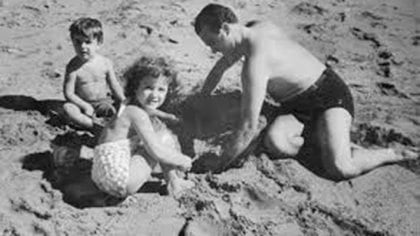 Ástor Piazzolla junto a sus hijos, Diana y Daniel, jugando en una de las playas de Mar del Plata.