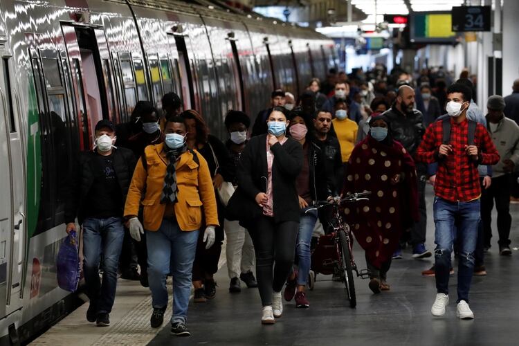 La mayoría de pasajeros usa mascarillas en el transporte público en París (Reuters)