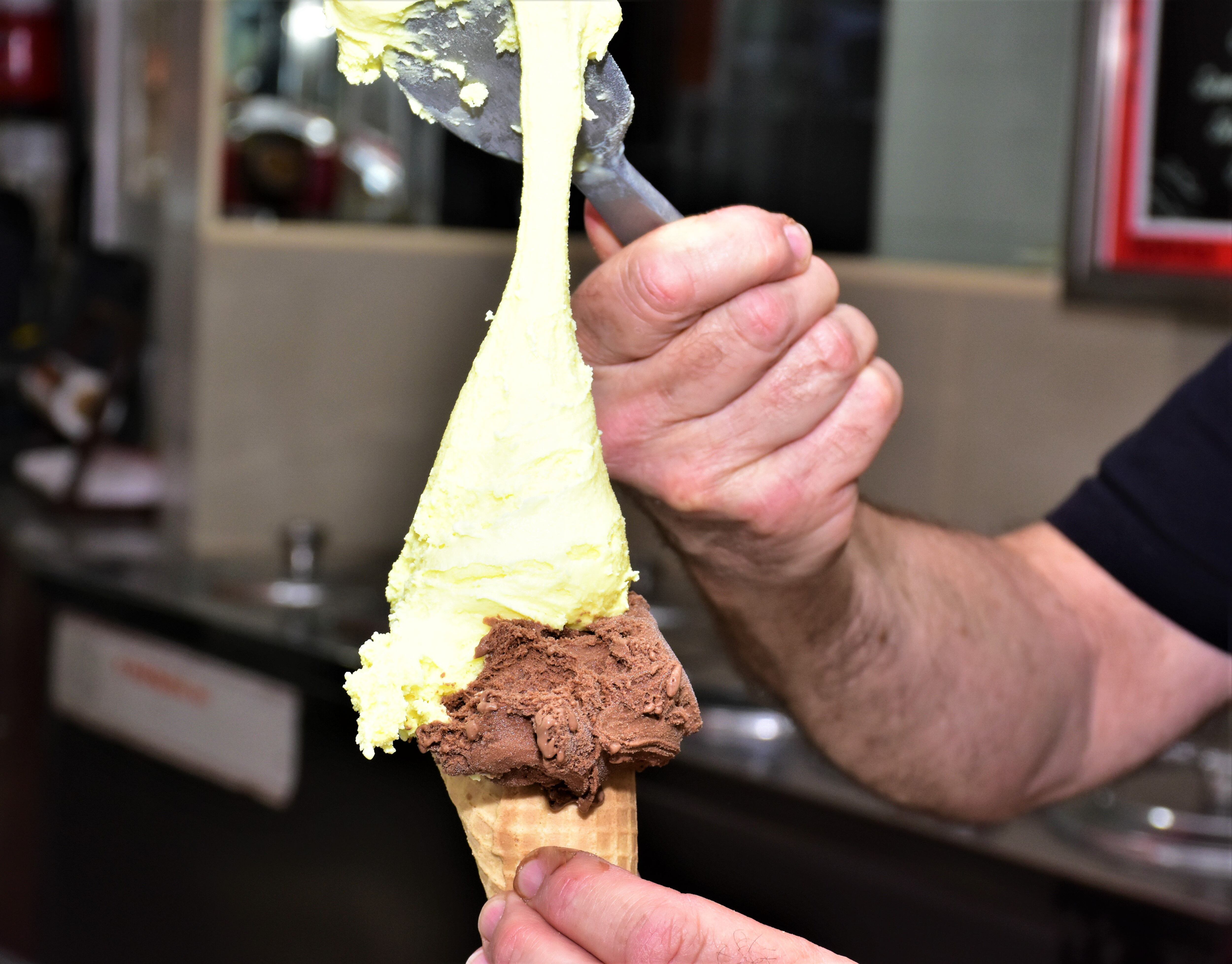 Helado de Chocolate con almendras y sambayón, uno de los más pedidos (Foto Oscar Reinaldo La Spina)