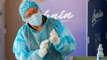 Personal médico del Hospital Centinela Pablo Arturo Suárez prepara una dosis de la vacuna contra el coronavirus en Quito (EFE/ Jose Jacome)