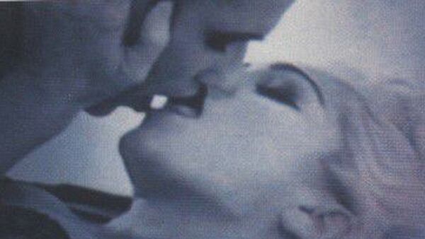El beso de Madonna y Amanda Cazalet en el videoclip â Justify My Loveâ