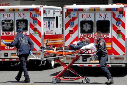 Personal de Departamento de Bomberos de Nueva York llega con un paciente al St. John's Episcopal Hospital. Queens, Nueva York, Estados Unidos, 20 de mayo de 2020. (REUTERS/Brendan McDermid)