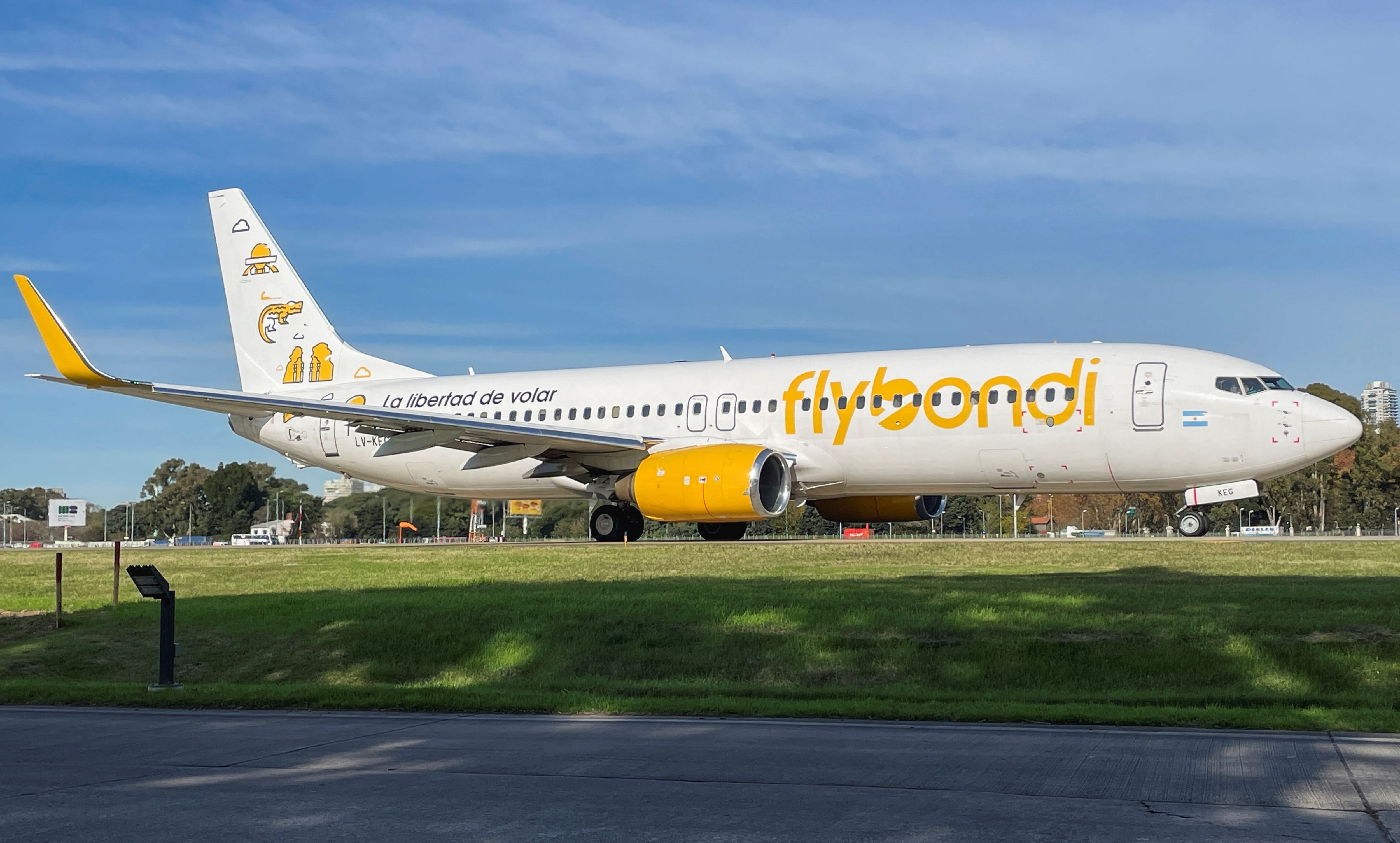 Flybondi es una de las líneas aérea que se encuentra en actividad, más allá del paro general (REUTERS/Miguel Lo Bianco)