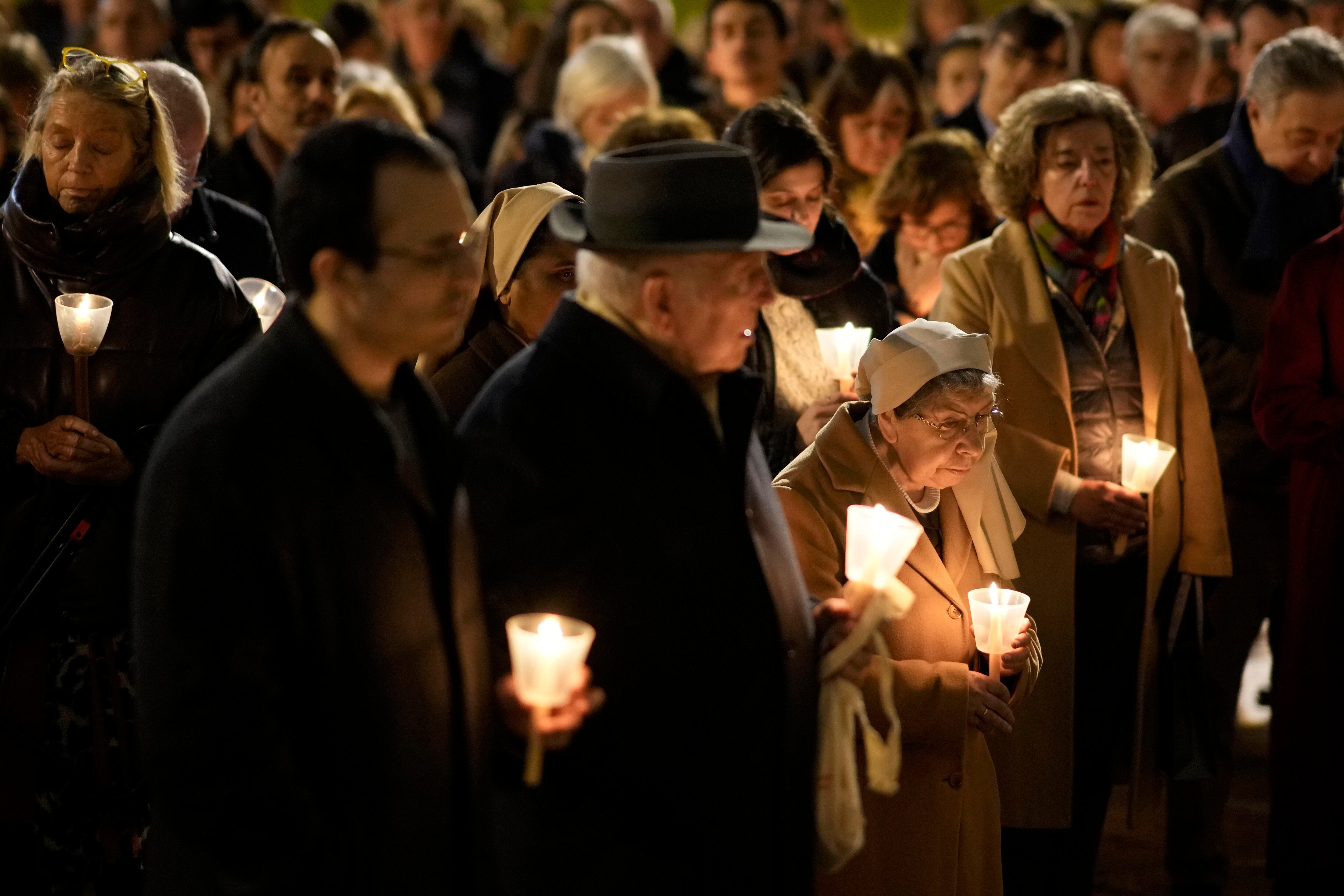 Fieles celebran una vigilia de silencio y oración por las víctimas de abusos sexuales por parte de la Iglesia católica ante el monasterio de los Jerónimos, en Lisboa (AP/archivo)
