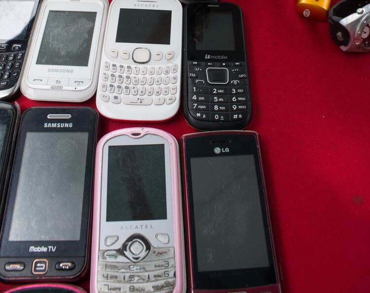 Las autoridades capitalinas prohibirán la venta de de celulares en tianguis. (Foto: Cuartoscuro)