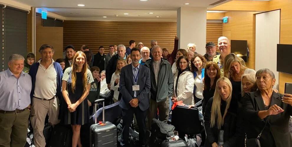 El primer grupo de argentinos que serán evacuados de Israel en el avión que aterrizó en Tel Aviv este miércoles por la noche