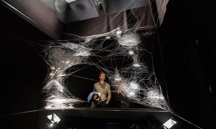 Visitantes observan la instalación “Spider” del artista argentino Tomas Saraceno (EFE/Marton Monus)