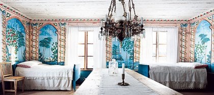 Sus habitaciones y salones principales se encuentran pintados con vivos colores, entre los que se destacan los turquesas (regiongavleborg)