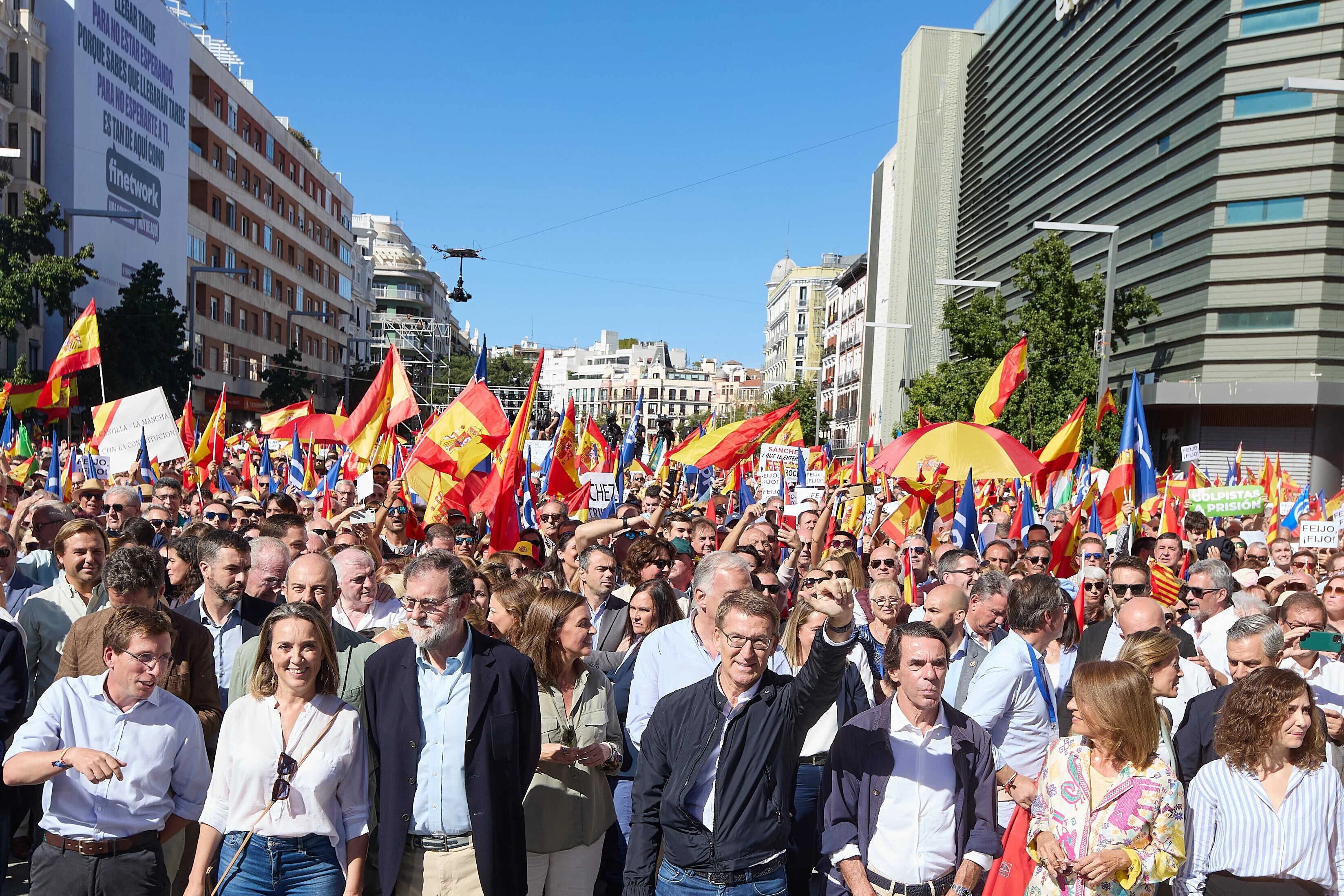 Más de 40.000 personas arropan a Feijóo contra la posible amnistía de Sánchez: “Voy a defender España aunque me cueste la presidencia del Gobierno”