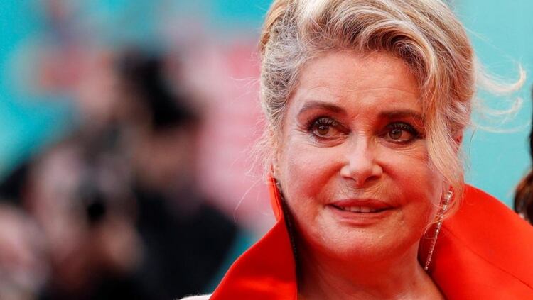 Catherine Deneuve fue hospitalizada en París luego de un accidente cerebrovascular menor, informó la familia de la actriz (Reuters)