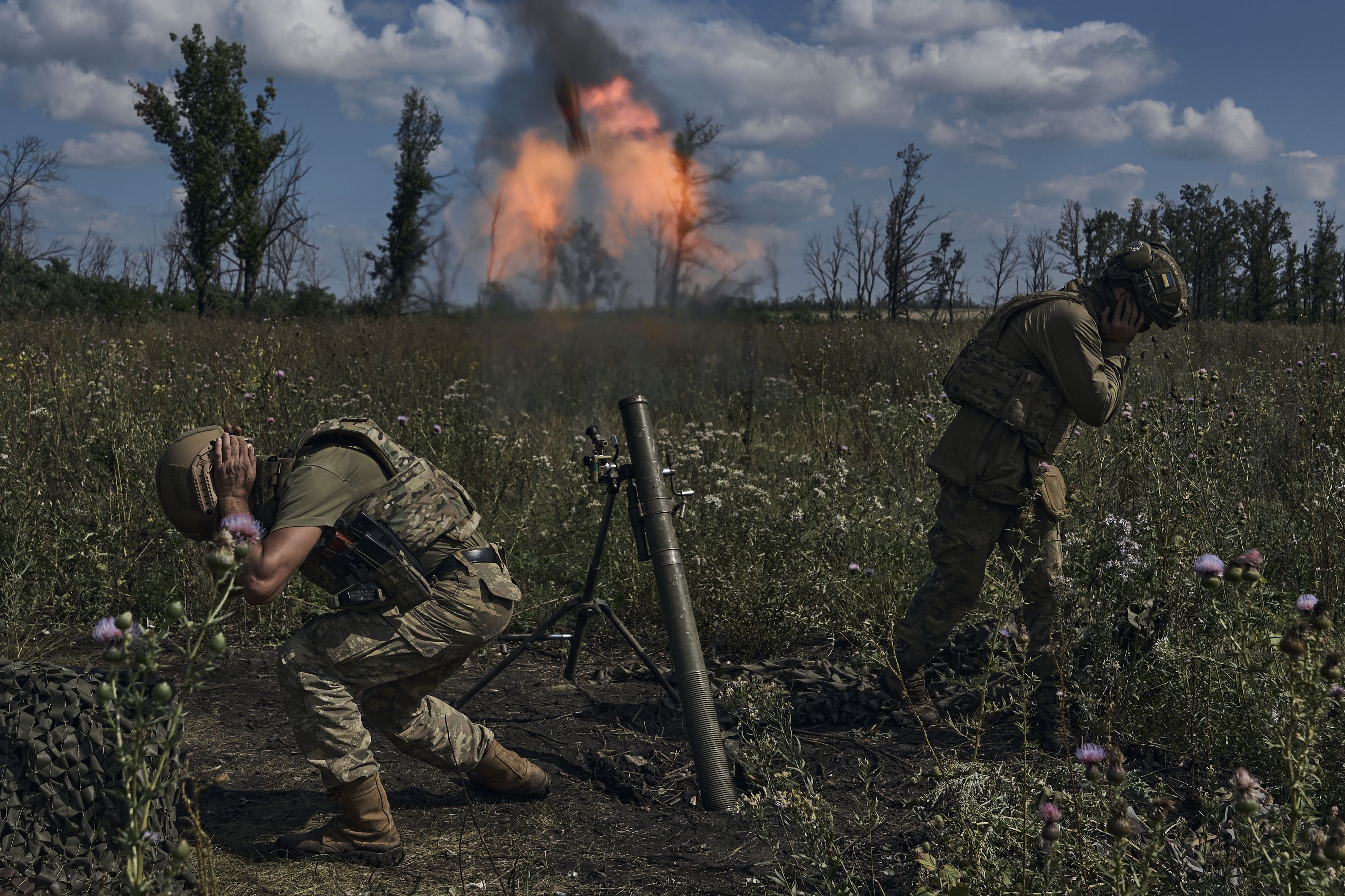 Soldados ucranianos disparan un mortero hacia las posiciones rusas en el frente, cerca de Bájmut, en la provincia de Donetsk, el sábado 12 de agosto de 2023. (AP Foto/Libkos)