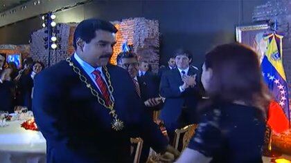 El dictador venezolano, Nicolás Maduro, recibiendo el Collar de la Orden del Libertador San Martín, que luego el Gobierno le retiró