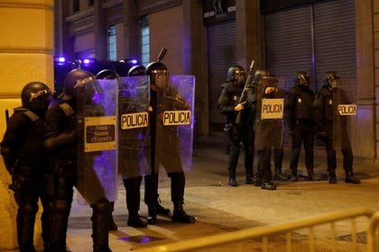 Oficiales de la Policía desplegados en Barcelona para vigilar el desarrollo de la protesta este viernes (REUTERS/Albert Gea)