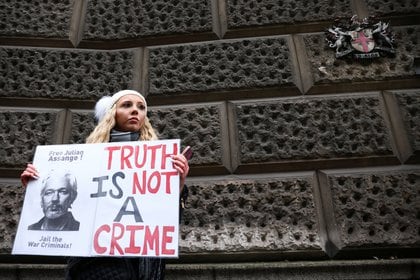 Una manifestante pro-Assange frente al tribunal de Londres (Reuters/ Henry Nicholls)