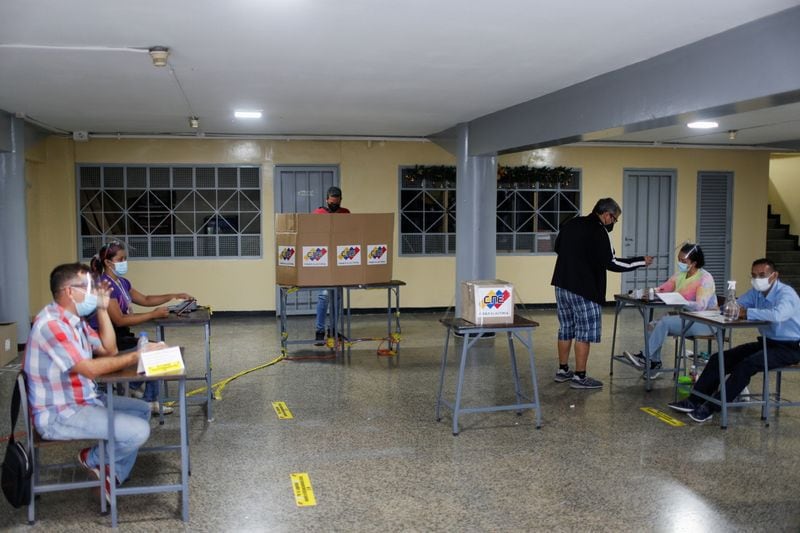 Una persona emite un voto durante la elección para gobernadores estatales y alcaldes locales, en Caracas (REUTERS/Leonardo Fernández Viloria)
