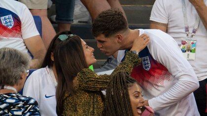 La foto de su apasionado beso en el Mundial recorrió las tapas de varios periódicos europeos
