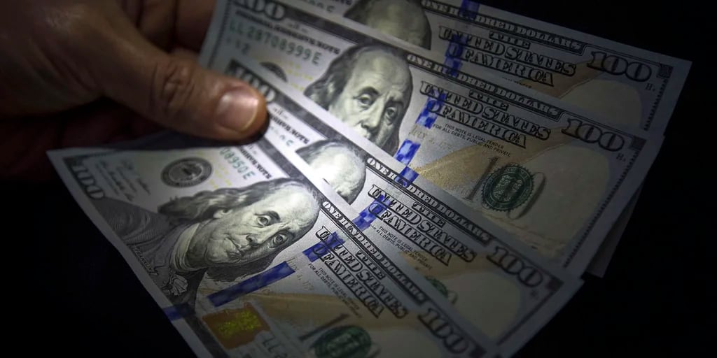 Jornada financiera: tras cinco días en alza, el dólar libre se desplomó y cerró a $1.220 