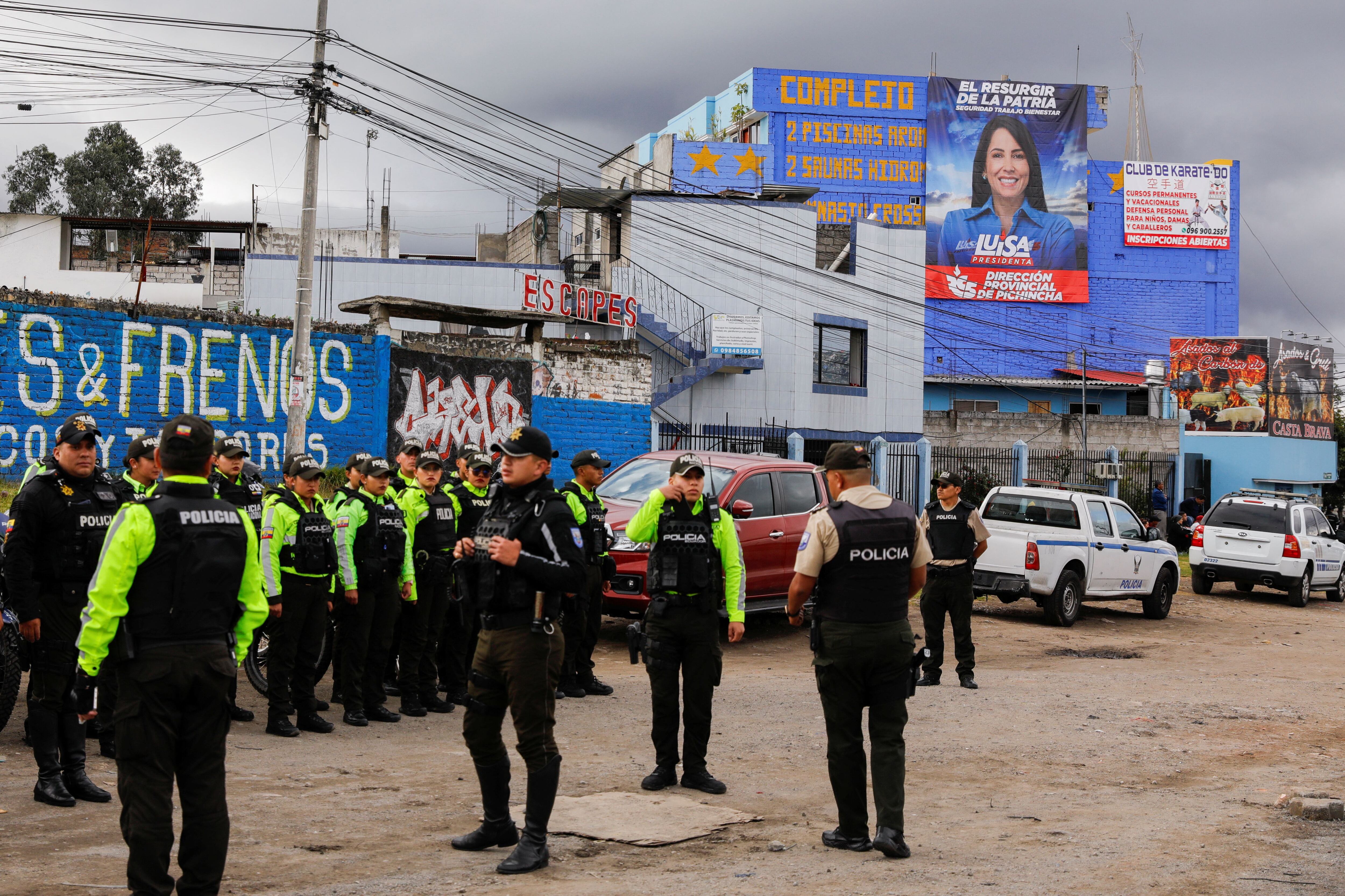 La Policía y las Fuerzas Armadas prestaron seguridad a los recintos electorales. (REUTERS/Karen Toro)
