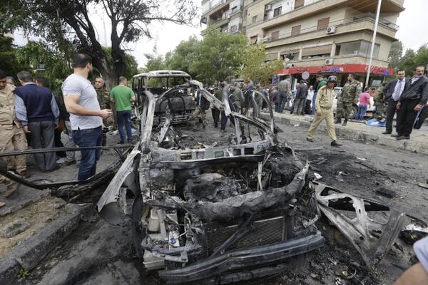 Autos destruidos tras el bombardeo en Damasco (AFP)